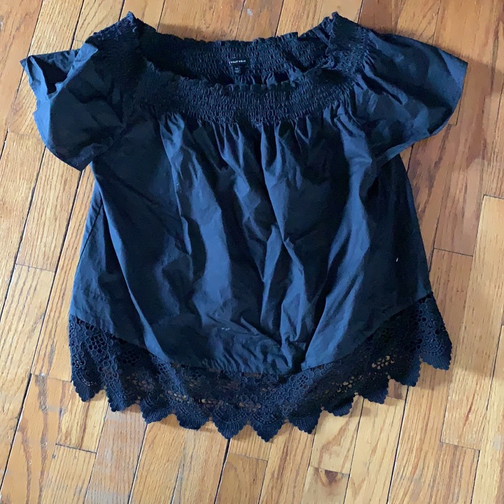 Black off/on shoulder top!